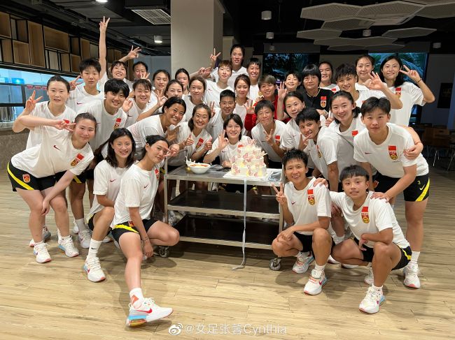 克洛普说：“这真是太遗憾了，早些时候，他（麦卡利斯特）的膝盖被踩了，有一道伤口。